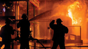 Bomberos apagando un incendio en una infraestructura